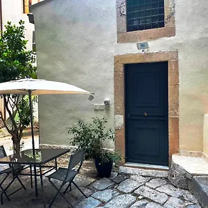 https://mega-house-2.catania-hotels.net